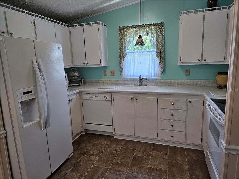 На продажу: $218,000 (2 спален, 2 ванн, 1040 Квадратных фут)