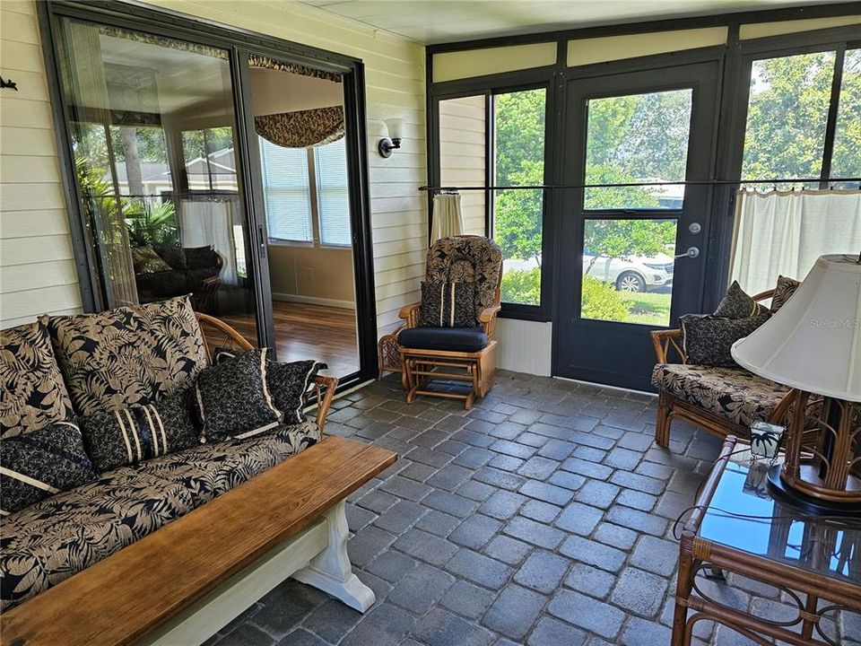 На продажу: $218,000 (2 спален, 2 ванн, 1040 Квадратных фут)