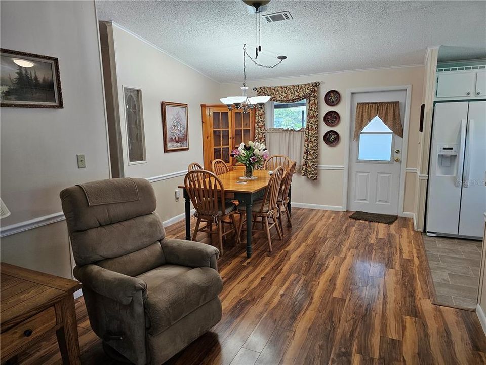 На продажу: $218,000 (2 спален, 2 ванн, 1040 Квадратных фут)