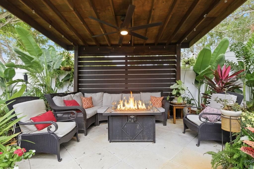 For Sale: $435,000 (2 beds, 1 baths, 906 Square Feet)