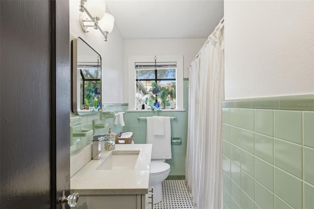 For Sale: $435,000 (2 beds, 1 baths, 906 Square Feet)
