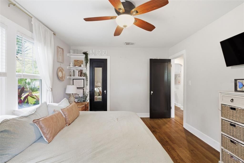 For Sale: $435,000 (2 beds, 1 baths, 906 Square Feet)