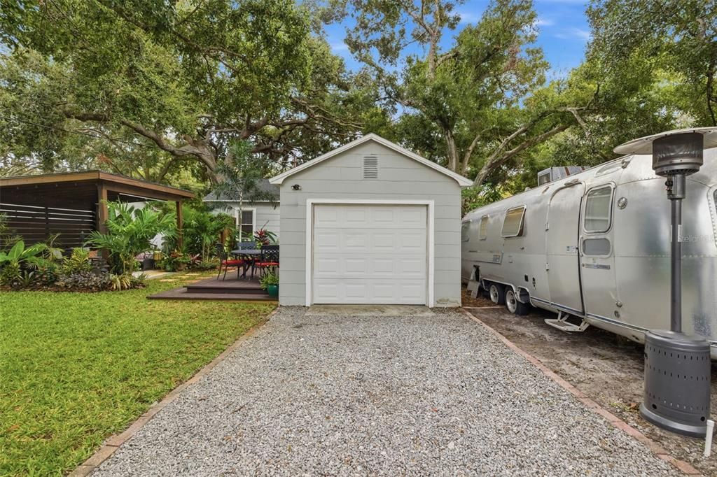 For Sale: $435,000 (2 beds, 1 baths, 906 Square Feet)