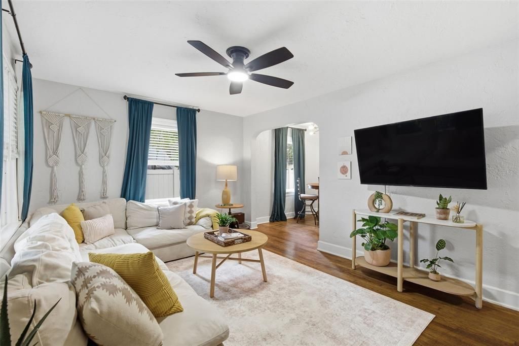 For Sale: $435,000 (2 beds, 1 baths, 906 Square Feet)