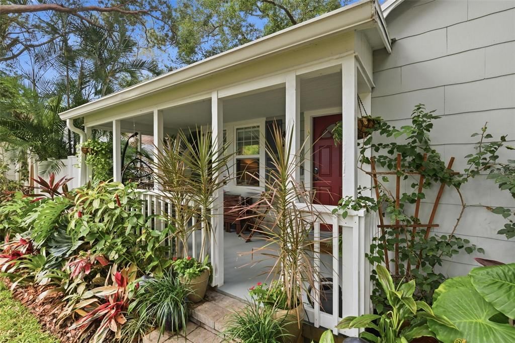 For Sale: $435,000 (2 beds, 1 baths, 906 Square Feet)