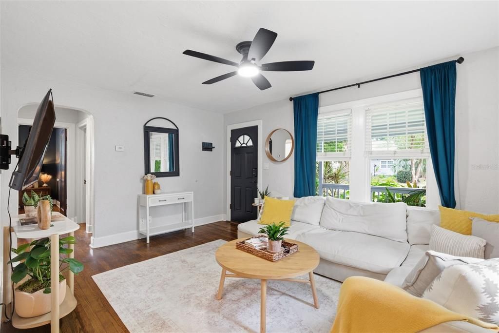 For Sale: $435,000 (2 beds, 1 baths, 906 Square Feet)