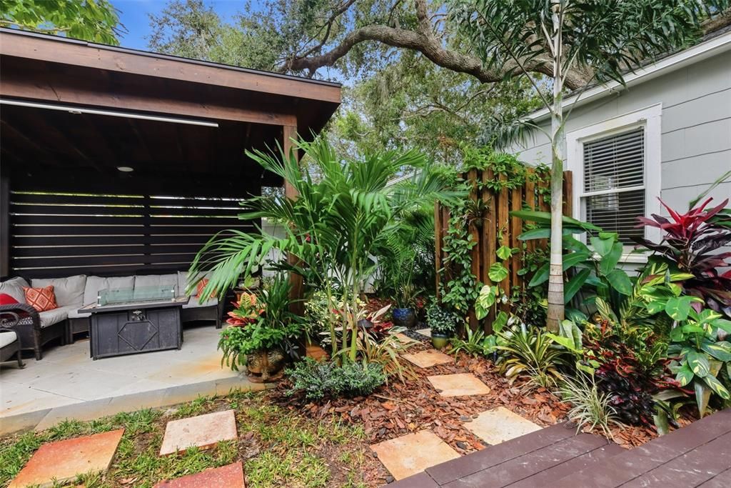 For Sale: $435,000 (2 beds, 1 baths, 906 Square Feet)