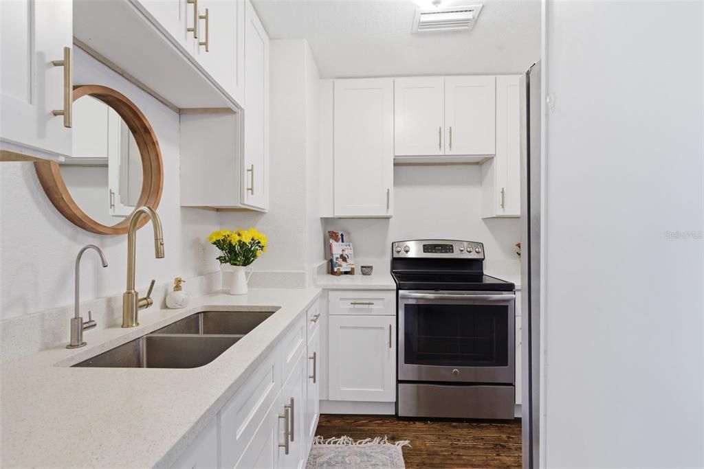 For Sale: $435,000 (2 beds, 1 baths, 906 Square Feet)