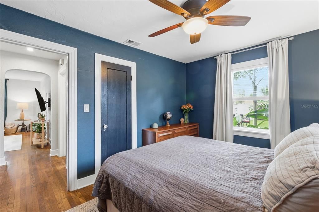 For Sale: $435,000 (2 beds, 1 baths, 906 Square Feet)