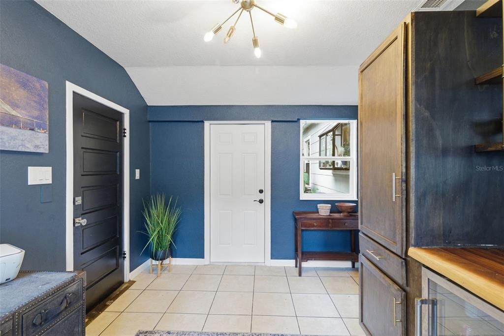For Sale: $435,000 (2 beds, 1 baths, 906 Square Feet)