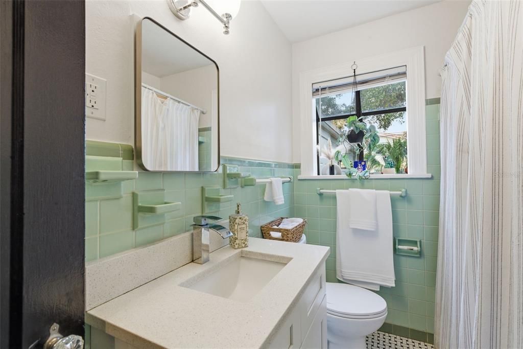 For Sale: $435,000 (2 beds, 1 baths, 906 Square Feet)