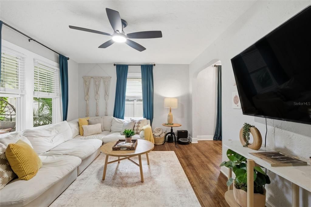 For Sale: $435,000 (2 beds, 1 baths, 906 Square Feet)