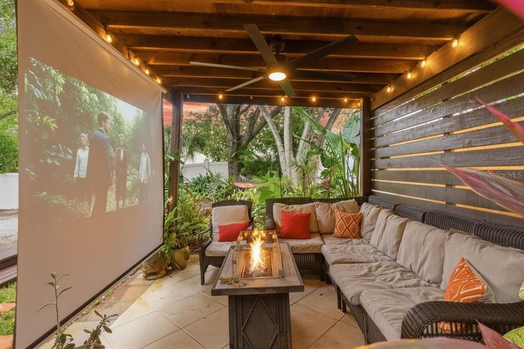 For Sale: $435,000 (2 beds, 1 baths, 906 Square Feet)