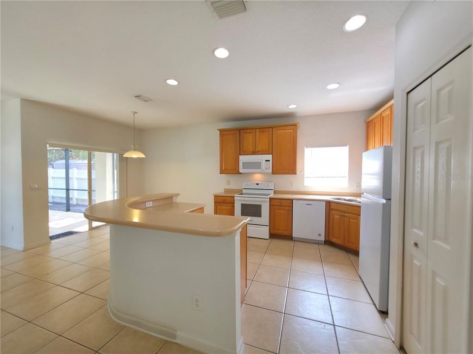 Под контрактом: $2,500 (4 спален, 2 ванн, 2022 Квадратных фут)