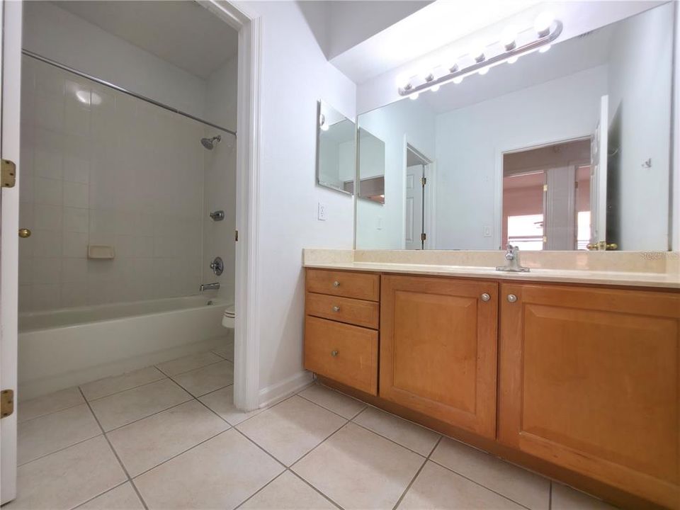 Под контрактом: $2,500 (4 спален, 2 ванн, 2022 Квадратных фут)