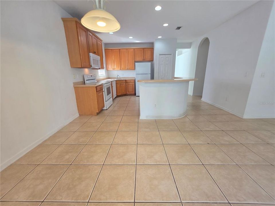 Под контрактом: $2,500 (4 спален, 2 ванн, 2022 Квадратных фут)