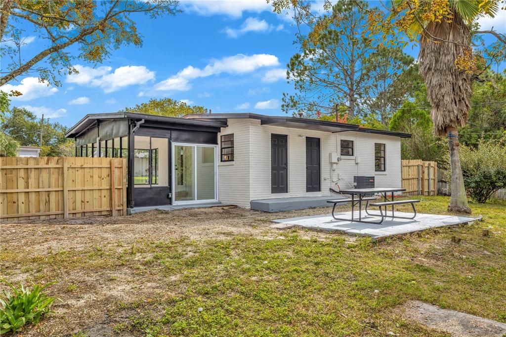 На продажу: $237,000 (2 спален, 1 ванн, 880 Квадратных фут)