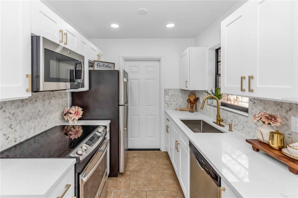 На продажу: $237,000 (2 спален, 1 ванн, 880 Квадратных фут)