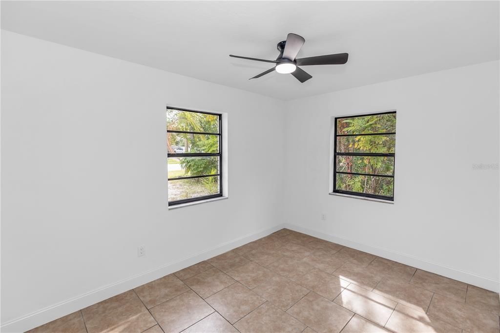 На продажу: $237,000 (2 спален, 1 ванн, 880 Квадратных фут)