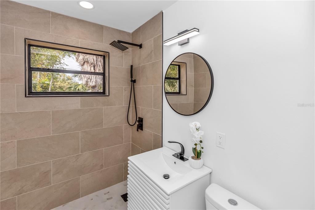 На продажу: $237,000 (2 спален, 1 ванн, 880 Квадратных фут)