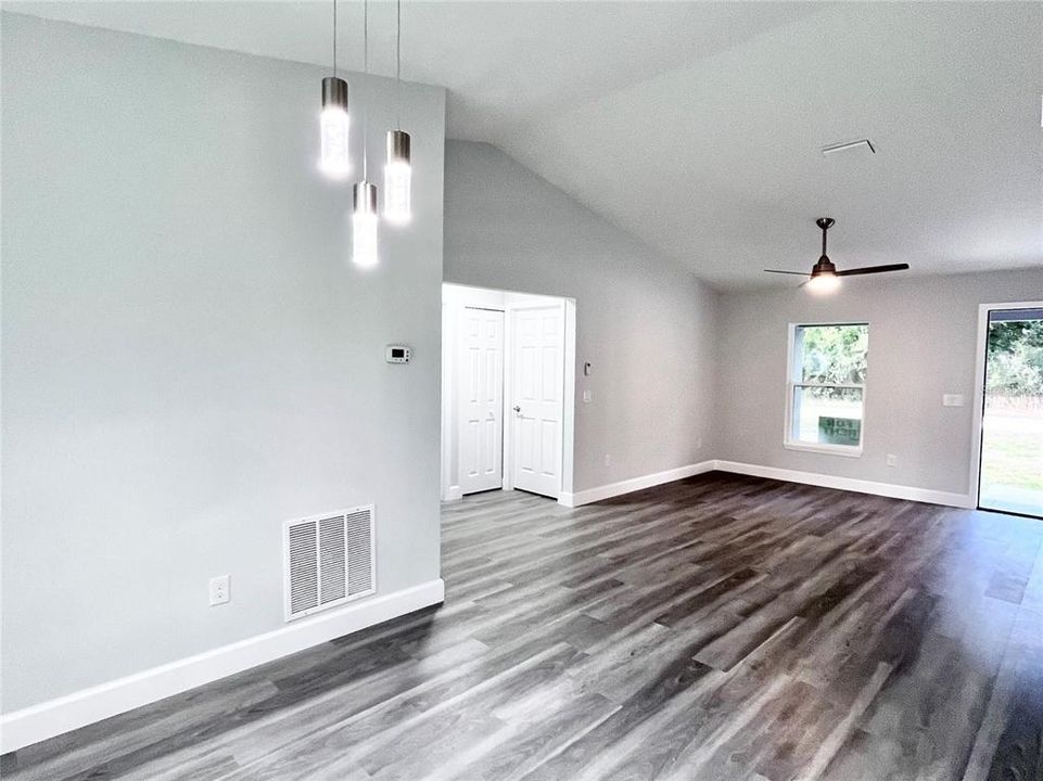 For Rent: $1,650 (3 beds, 2 baths, 1127 Square Feet)