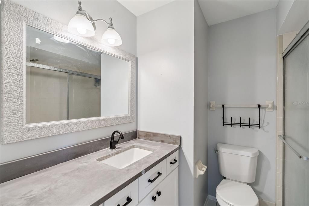 На продажу: $299,900 (2 спален, 2 ванн, 1032 Квадратных фут)