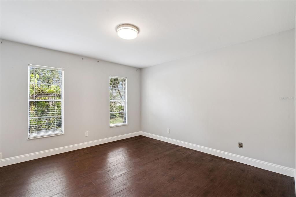 На продажу: $299,900 (2 спален, 2 ванн, 1032 Квадратных фут)