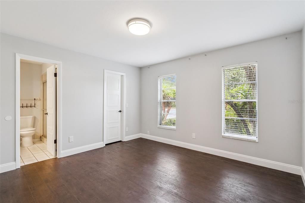 На продажу: $299,900 (2 спален, 2 ванн, 1032 Квадратных фут)