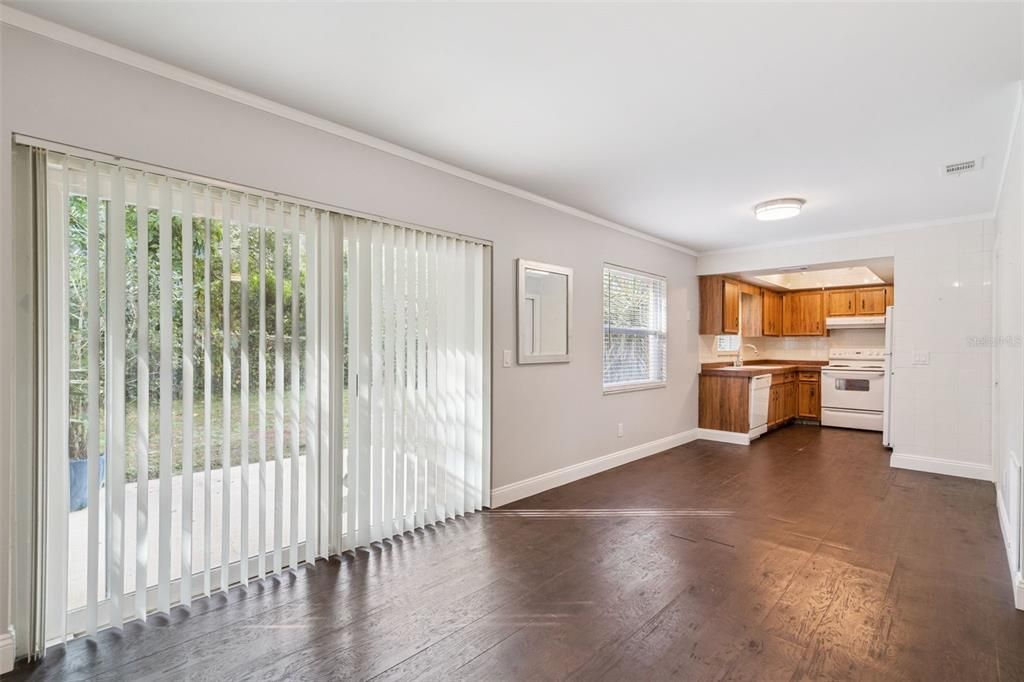 На продажу: $299,900 (2 спален, 2 ванн, 1032 Квадратных фут)