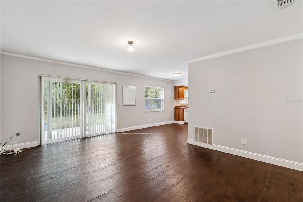 На продажу: $299,900 (2 спален, 2 ванн, 1032 Квадратных фут)