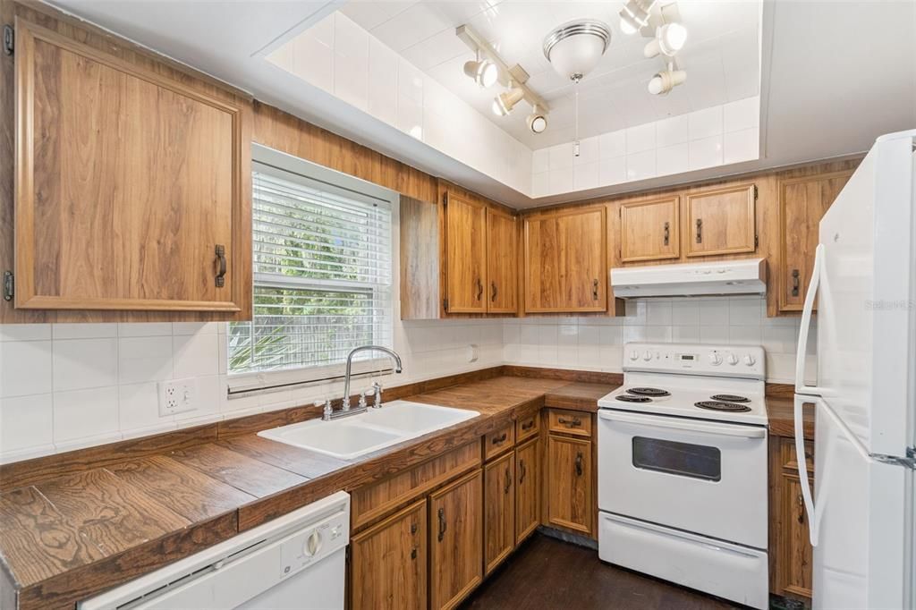 На продажу: $299,900 (2 спален, 2 ванн, 1032 Квадратных фут)