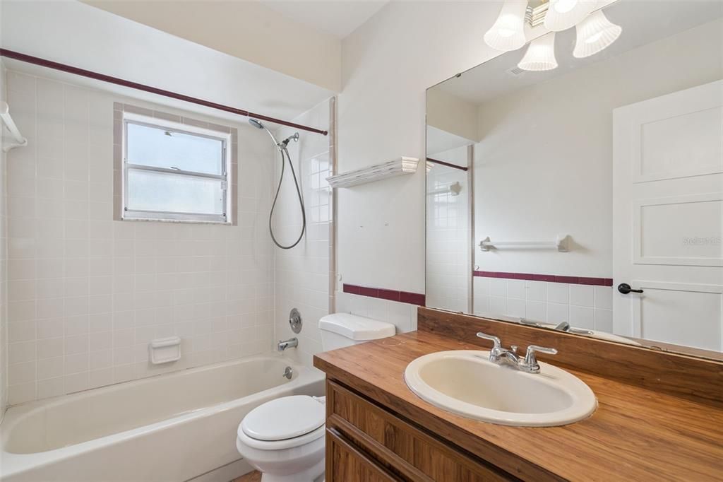 На продажу: $299,900 (2 спален, 2 ванн, 1032 Квадратных фут)