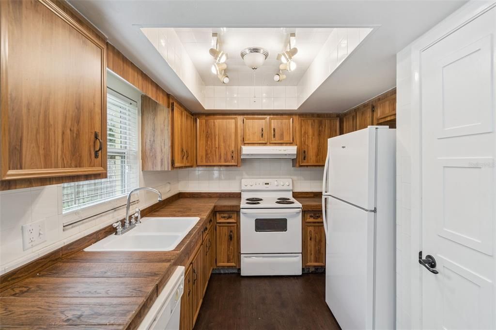 На продажу: $299,900 (2 спален, 2 ванн, 1032 Квадратных фут)