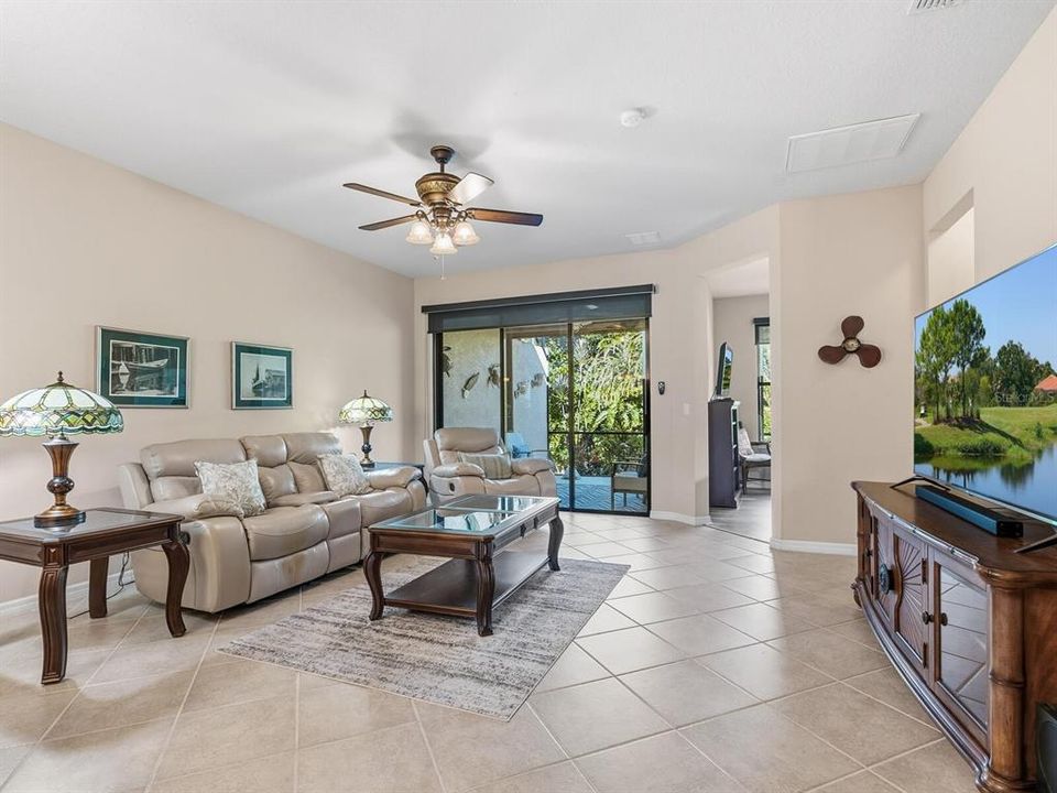 Active With Contract: $399,900 (2 beds, 2 baths, 1661 Square Feet)