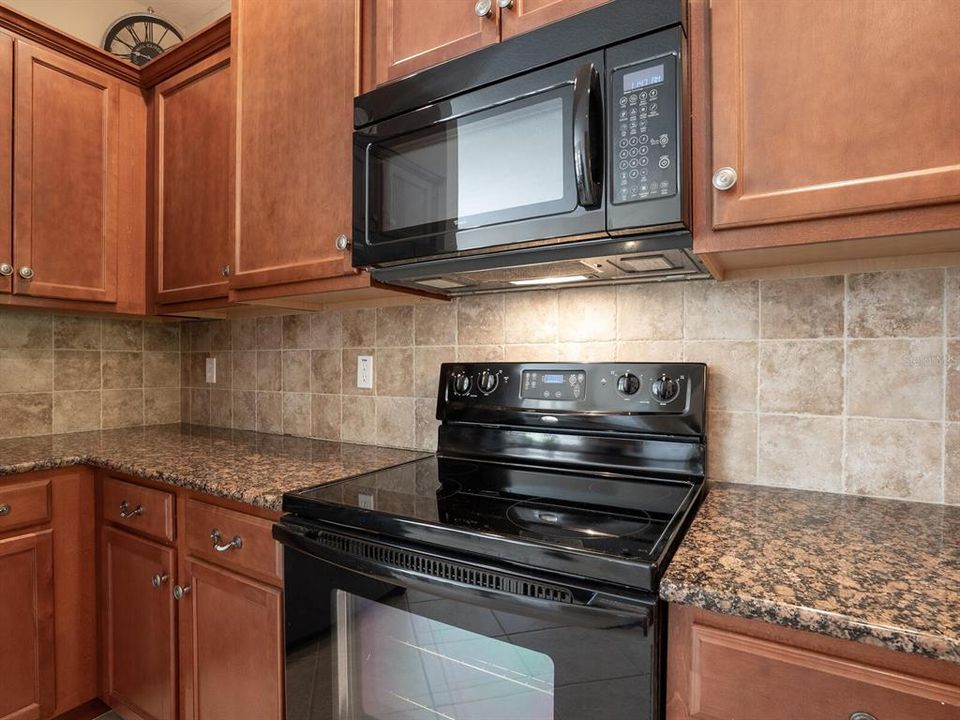 Active With Contract: $399,900 (2 beds, 2 baths, 1661 Square Feet)