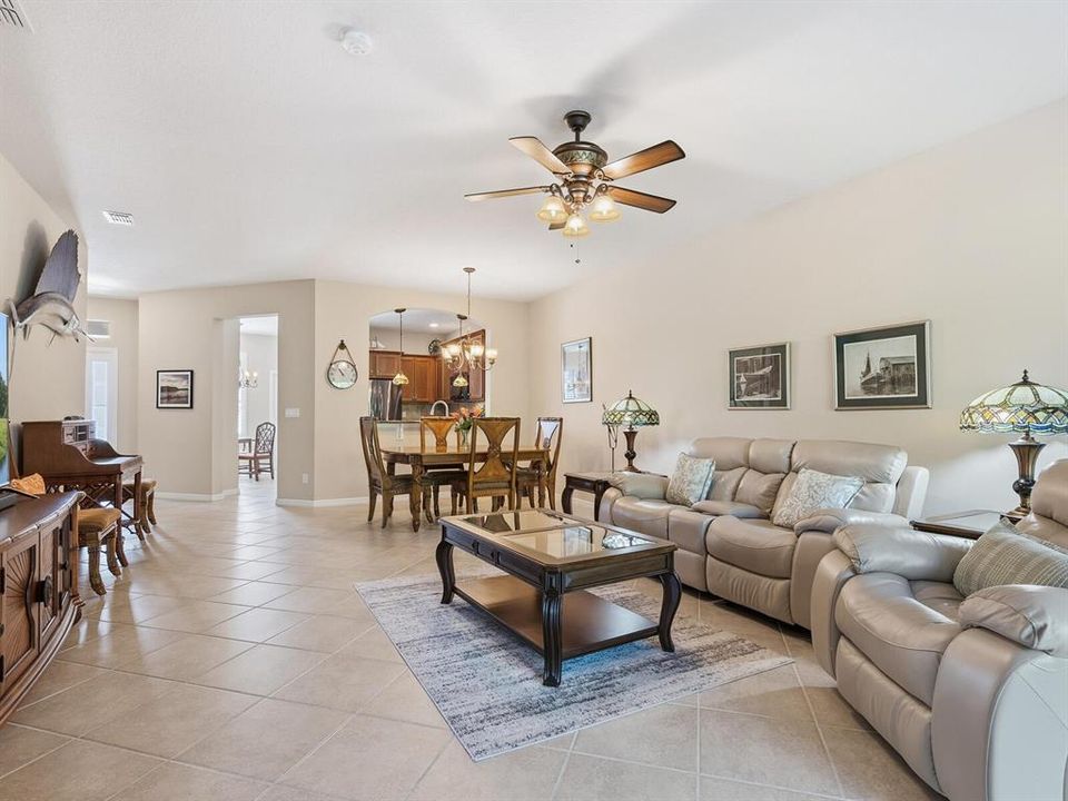 Active With Contract: $399,900 (2 beds, 2 baths, 1661 Square Feet)