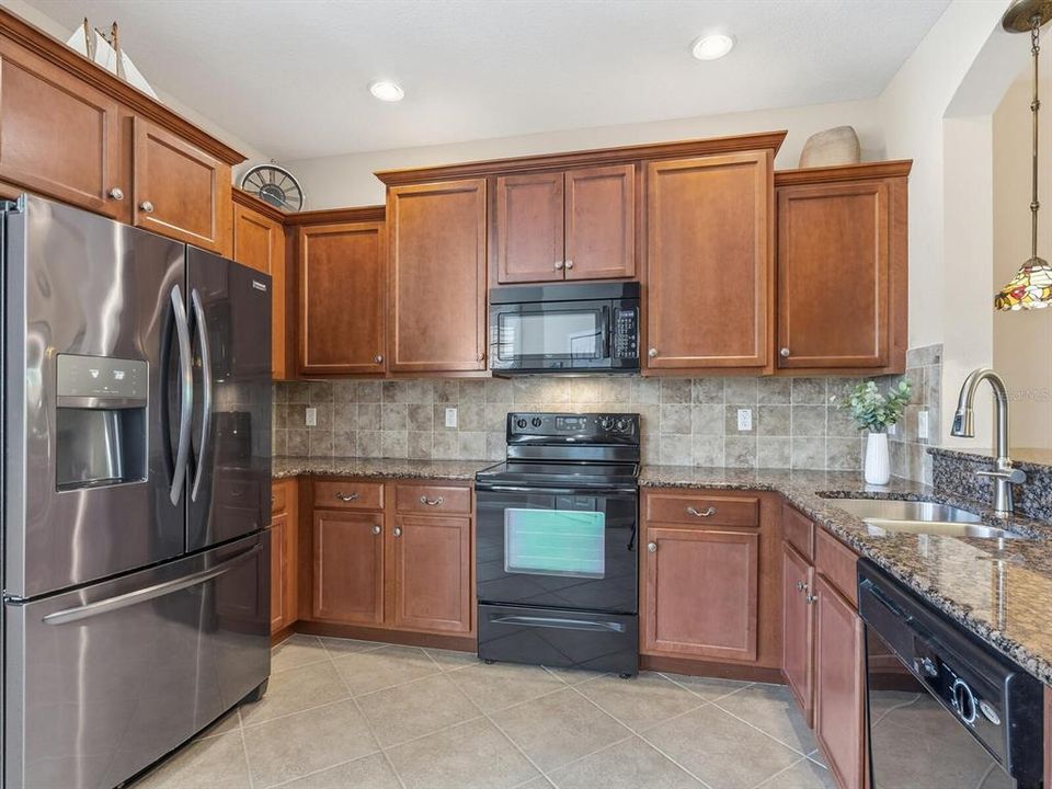 Active With Contract: $399,900 (2 beds, 2 baths, 1661 Square Feet)