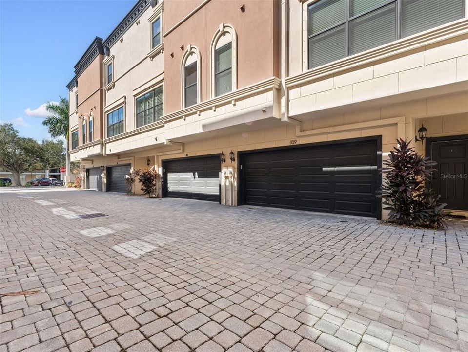 En Renta: $4,400 (4 camas, 3 baños, 2210 Pies cuadrados)