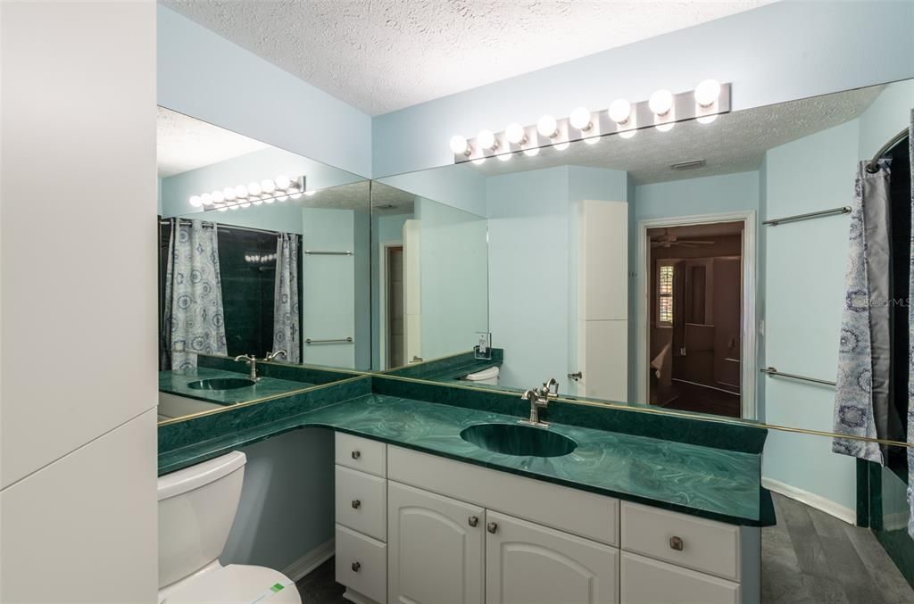 На продажу: $259,900 (2 спален, 2 ванн, 1599 Квадратных фут)