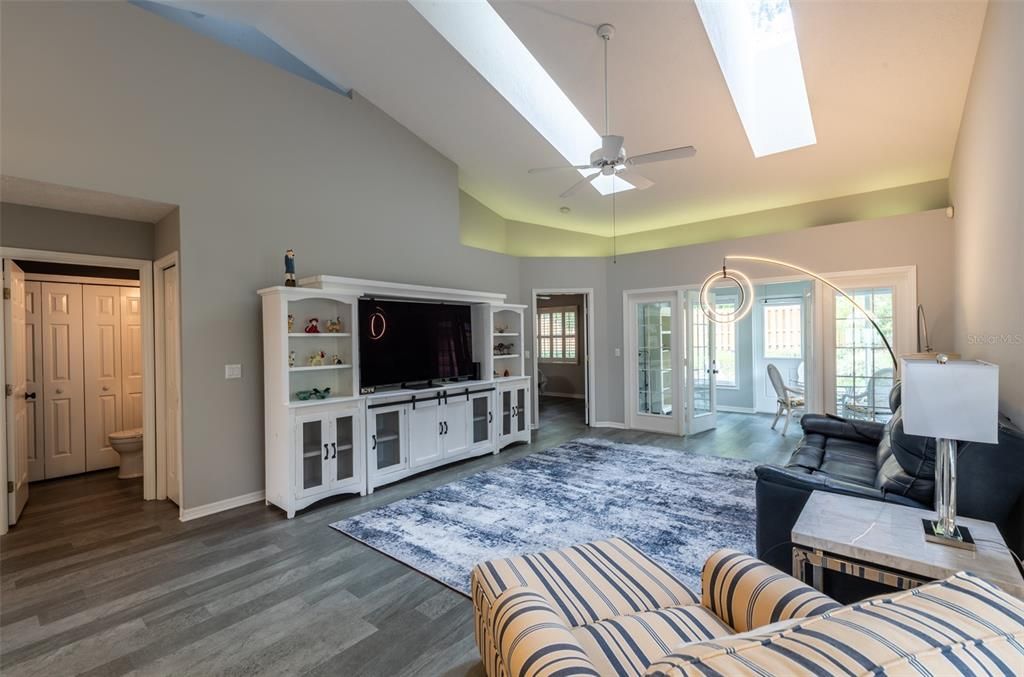 На продажу: $259,900 (2 спален, 2 ванн, 1599 Квадратных фут)