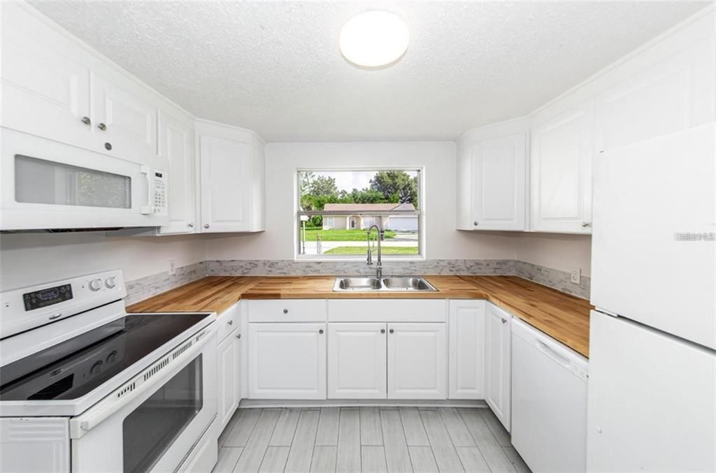 合同活跃: $234,900 (2 贝兹, 1 浴室, 1332 平方英尺)