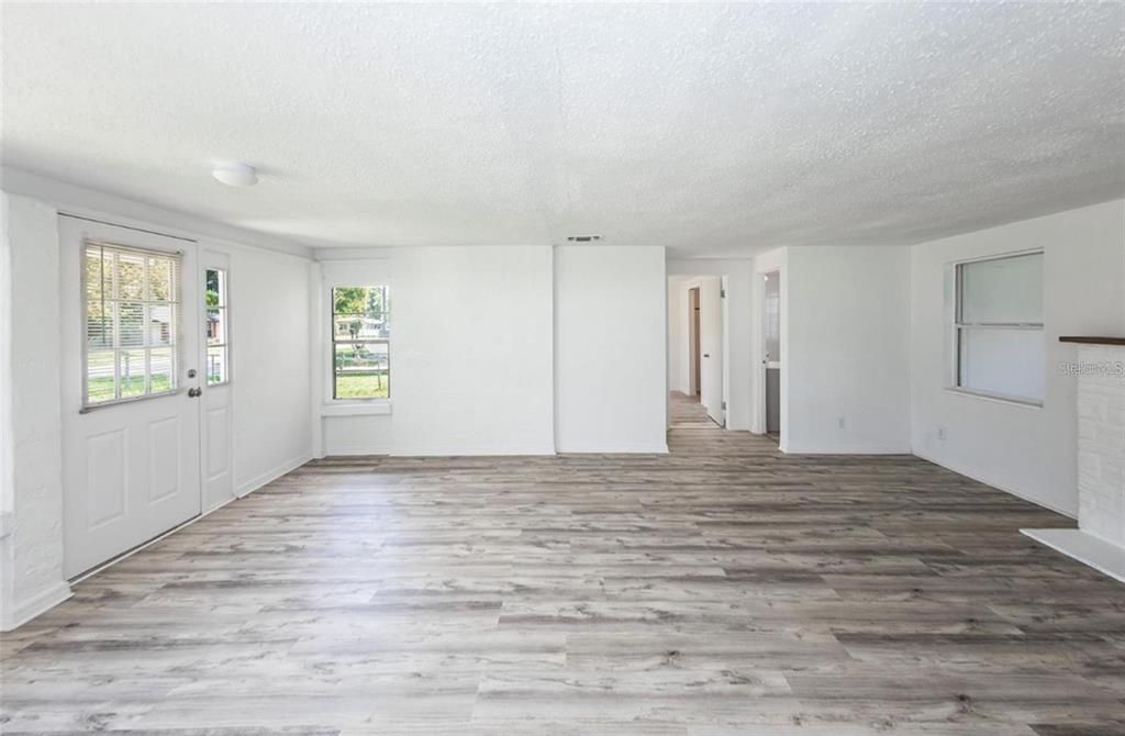 合同活跃: $234,900 (2 贝兹, 1 浴室, 1332 平方英尺)