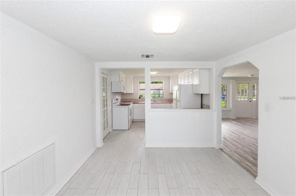 合同活跃: $234,900 (2 贝兹, 1 浴室, 1332 平方英尺)