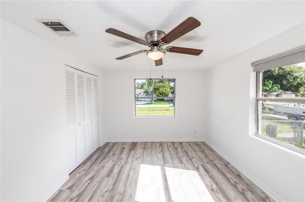 合同活跃: $234,900 (2 贝兹, 1 浴室, 1332 平方英尺)