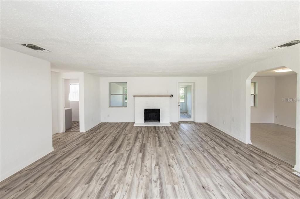 合同活跃: $234,900 (2 贝兹, 1 浴室, 1332 平方英尺)