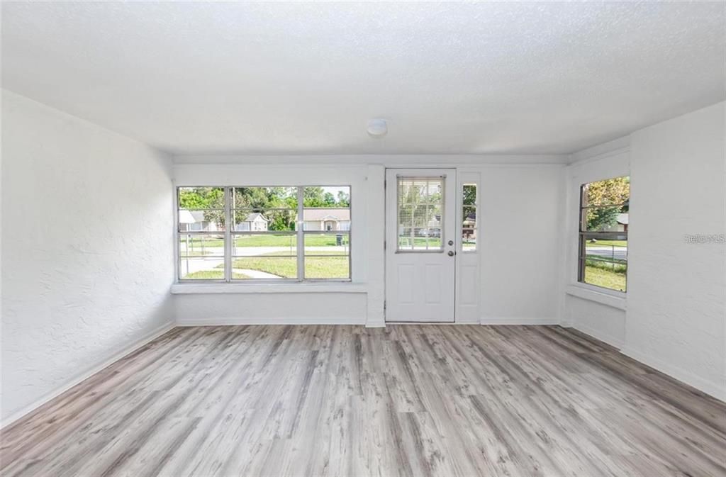 合同活跃: $234,900 (2 贝兹, 1 浴室, 1332 平方英尺)