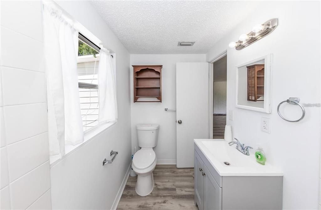 合同活跃: $234,900 (2 贝兹, 1 浴室, 1332 平方英尺)