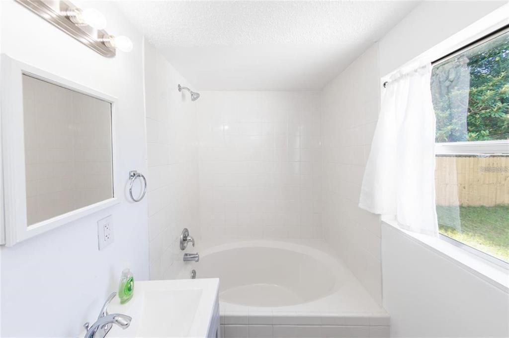 合同活跃: $234,900 (2 贝兹, 1 浴室, 1332 平方英尺)