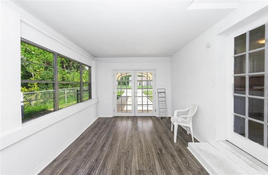 合同活跃: $234,900 (2 贝兹, 1 浴室, 1332 平方英尺)