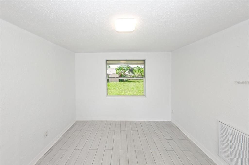 合同活跃: $234,900 (2 贝兹, 1 浴室, 1332 平方英尺)